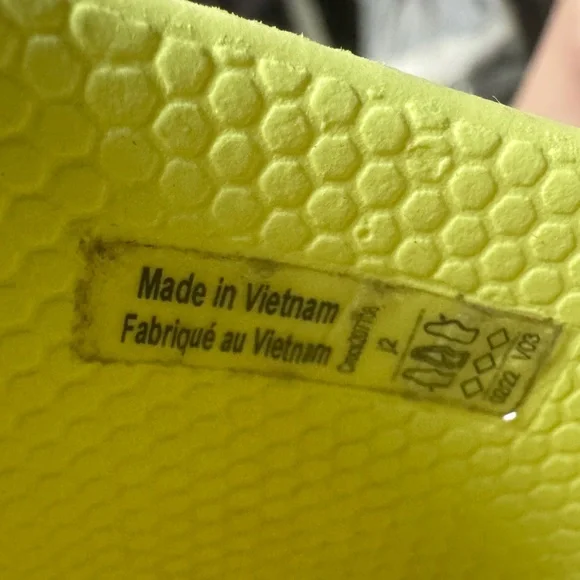 Girls yellow crocs with charms! - Picture 5 of 7
